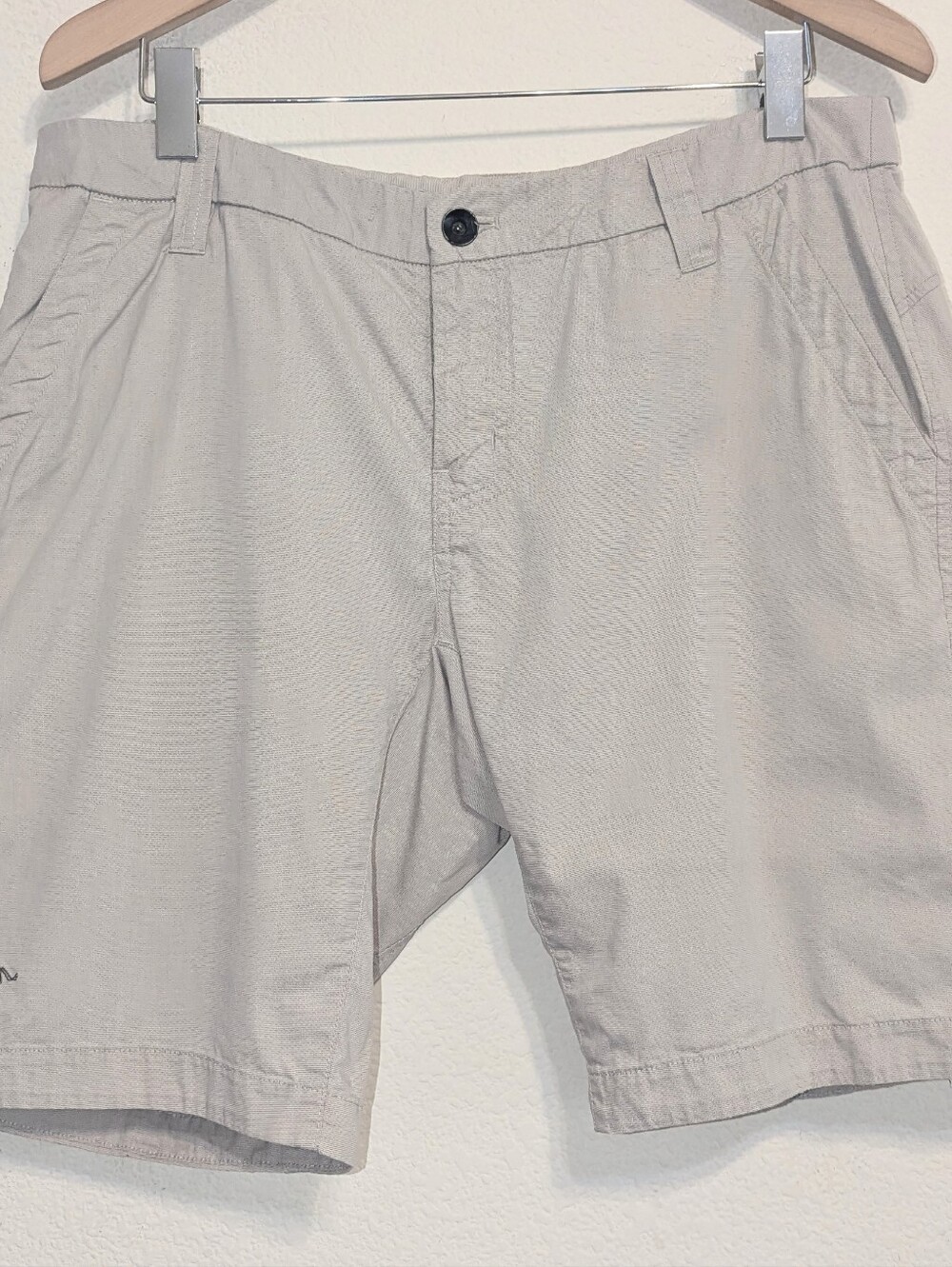 ARC’TERYX Men’s Size 34 Trim Fit Stowe Shorts Tan Khaki Cotton Blend 10” Inseam
